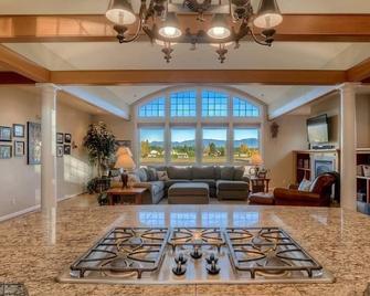 Enumclaw Estate, Scenic Views! Sleeps14, HotTub, 1hr frm Mt Rainier & Crystal Mt - Enumclaw - Living room