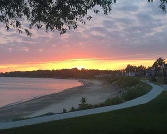 2 BR Cottage with Lake View at Sherkston Resort, Sleep 6 - Порт-Колборн