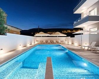 Hotel Trogirski Dvori - Trogir - Pool