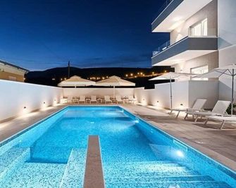 Hotel Trogirski Dvori - Trogir - Pool