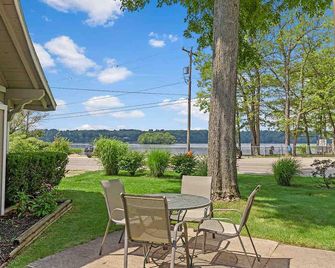 Pet-friendly Cabin with Dock, Firepit, BBQ - Newaygo - Balcony