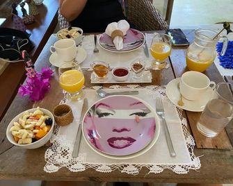 Guest House Villa 2 Santos - Porto Seguro - Comida