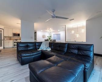 Modern San Pedro Home - San Pedro - Living room