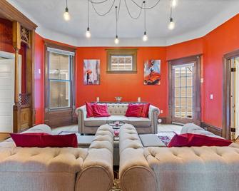 Heart of Uptown - Victorian Retreat - Minneapolis - Living room