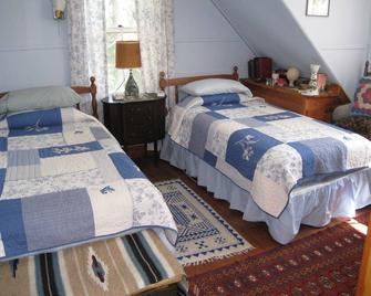 Family friendly home across Frenchman's Bay from Acadia National Park. - Hancock - Bedroom