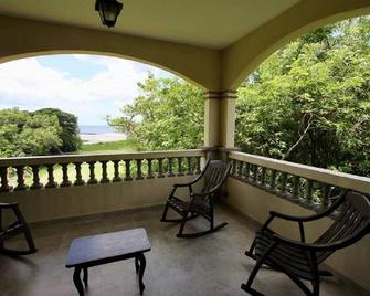 Rio Dulce V12 Oceanfront Condo - El Gigante - Balcón