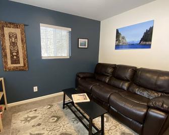 The Bristol Bay cabin is the perfect getaway in the serene Alaska woods! - Bear Creek - Living room