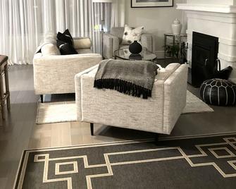 \'The Grove\' Executive Boutique Accommodation - Burnie - Living room