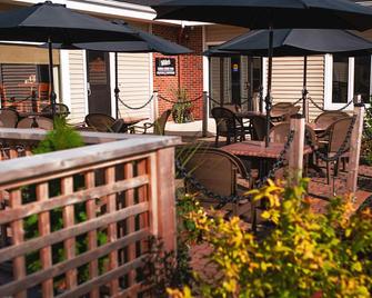 Maritime Inn Port Hawkesbury - Port Hawkesbury - Innenhof