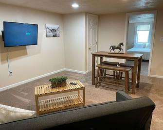 1 block from UW; centrally located in Laramie - Laramie - Living room