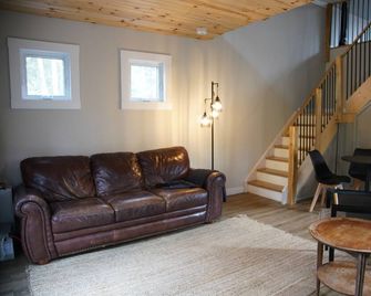 Escape to the Woods - Off-Grid Living - York River - Bancroft - Huiskamer