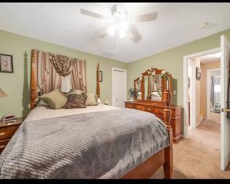 Escape to Serenity at Seaside Heights/Park, private outdoor hot tub - Seaside Park - Bedroom