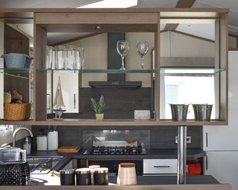 Oh I do like to be beside the seaside. - West Mersea - Kitchen