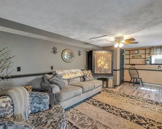 Riverside Serenity: A Picturesque Retreat by RedAwning - Shenandoah - Living room