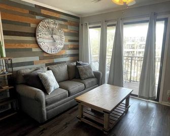 Seabatical-Beautiful ocean view! w/Bikes & Chairs - Hilton Head Island - Vardagsrum