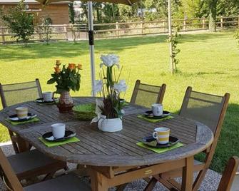 Chalets confortables en bord d'étang, parfaits pour pêche et nature, avec terrasse et équipements modernes - FR-1-496-83 - Veauche - Patio