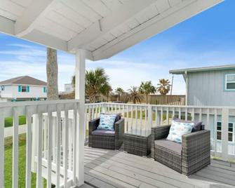 Spacious coastal haven, minutes from beach - Jamaica Beach - Balcony