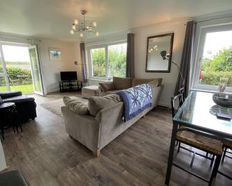 Sea views from private garden, free parking, 5 min walk to beach. - Saundersfoot - Living room