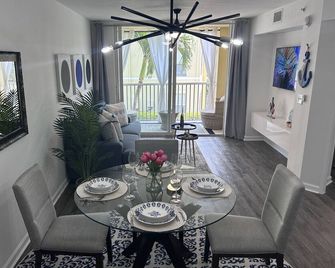 Glamorous Fort Myers Getaway! Condo Resort Style! - フォートマイヤーズ - ダイニングルーム