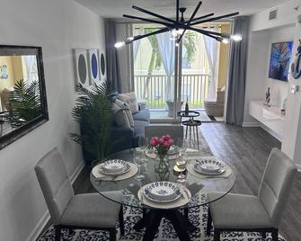 Glamorous Fort Myers Getaway! Condo Resort Style! - فورت ميرس - غرفة طعام