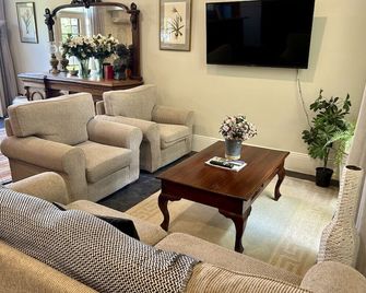 Porters Cottage Garden - Albury - Living room