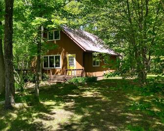 Little house in the woods but only 5 minutes from town! - Ladysmith - Vista del exterior