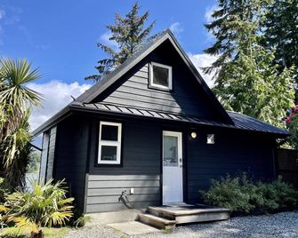 Doc Holiday Cabin - Ucluelet - Building