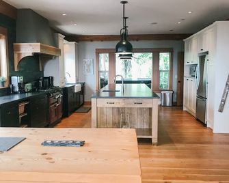 Sno Regrets Chalet SilverStar Ski in/Ski out with Mountain View and a Hot Tub - Vernon - Cuisine