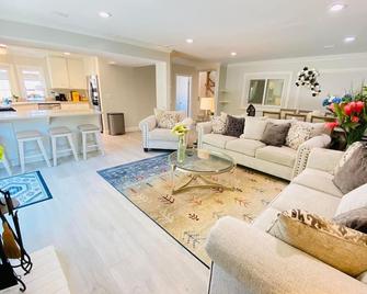 Elegant home near the Lake - Mission Viejo - Living room