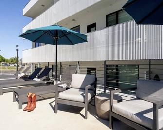 Stylish downtown condo w/ pool & parking - Nashville - Patio