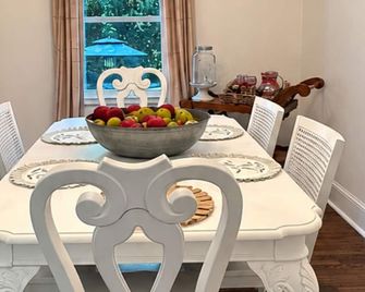 3 bedroom and 2 bathroom-Walk to downtown Winder/Legacy Park/near Fort Yargo - Winder - Comedor