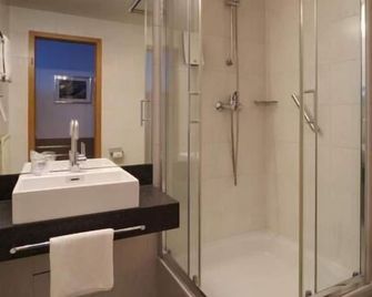 Reinhardts Garni Automobilia Hotel - Bietigheim-Bissingen - Badkamer