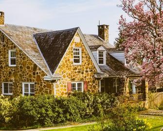 the Premier Apartment at Sanctuary of the Swan Wellness Hotel Swan Rescue Farm - Birdsboro - Building