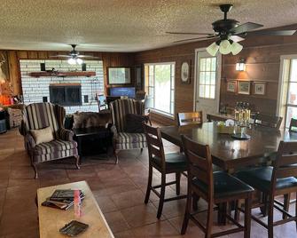 5 Points Ranch & Cattle - Sayre - Dining room