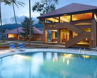 آباد جرين فوريست - ثيكادي - حوض السباحة