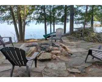 Charming waterfront mini-cottage on peninsula, footsteps to water's edge - Algonquin Highlands - Patio