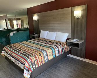 Log Cabin Inn - Bay Minette - Bedroom