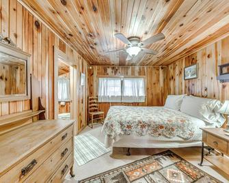 Cozy Cabin Near Grindstone Lake and Downtown! - Ruidoso - Bedroom
