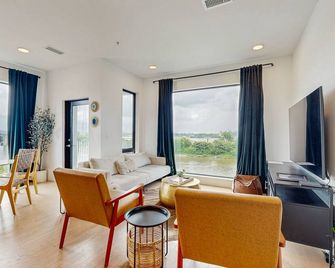 Luxe downtown condo on the waterfront - river-view balcony, fast WiFi & W/D - Nashville - Wohnzimmer