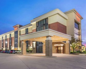 Drury Inn & Suites Champaign - שמפיין סיטי - בניין