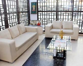 Aavass Inn Paradise - Mysore - Living room