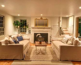 Blake House Historic Estate with Private Inn - Centreville - Sala de estar