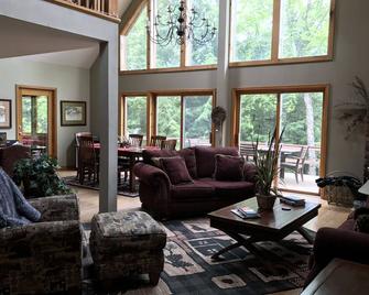 Timber Hill on Long Lake welcomes you to the beauty & allure of the Adirondacks - Long Lake - Sala de estar