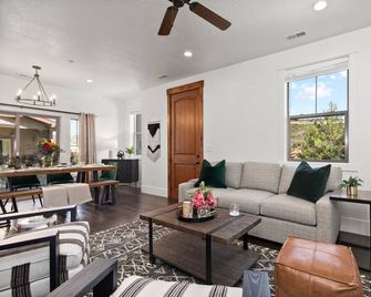 Great Location & Luxury Amenities - Hot Tub, Ski Storage - Kamas - Living room