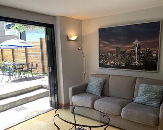 Charming Ballard Studio: King Bed, Private Backyard, Ev Charging & Parking - Seattle - Living room