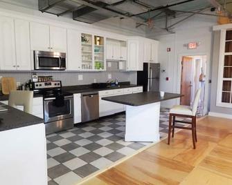 Corner loft with river views - Salisbury - Kitchen