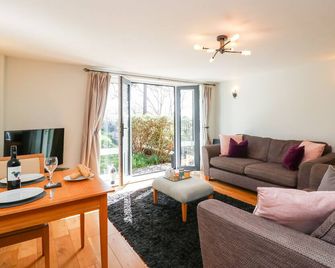 Admiral's Retreat - Weymouth - Living room