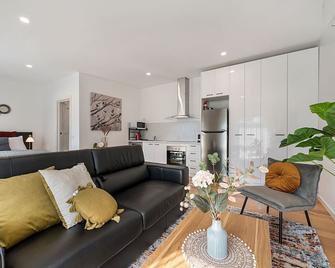 Comfy Studio with Shared Backyard near Racecourse - Melbourne - Living room