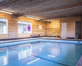 Econo Lodge - Vernon - Zwembad