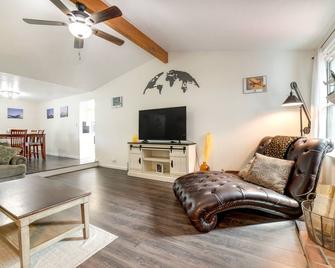 Pet-Friendly Reno Hideaway with Private Hot Tub! - Reno - Living room